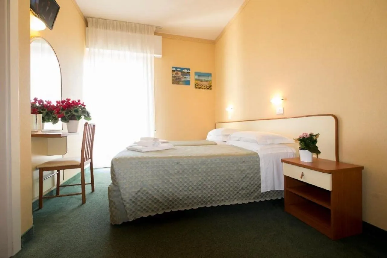 Hotel Crosal Rímini 3*,